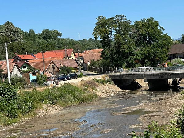 Lucrari decolmatare pod Pianu de sus